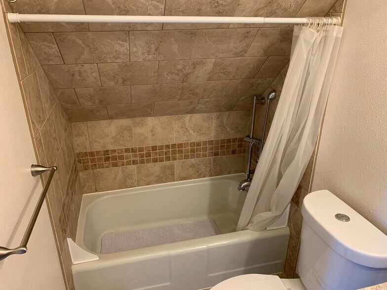 Tub - 647 N Morton St
