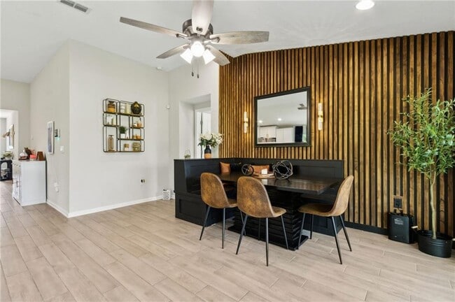 Building Photo - 300 Chinquapin Dr