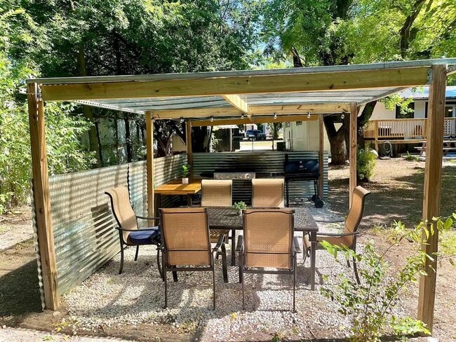 Building Photo - 1582 Valley Dr