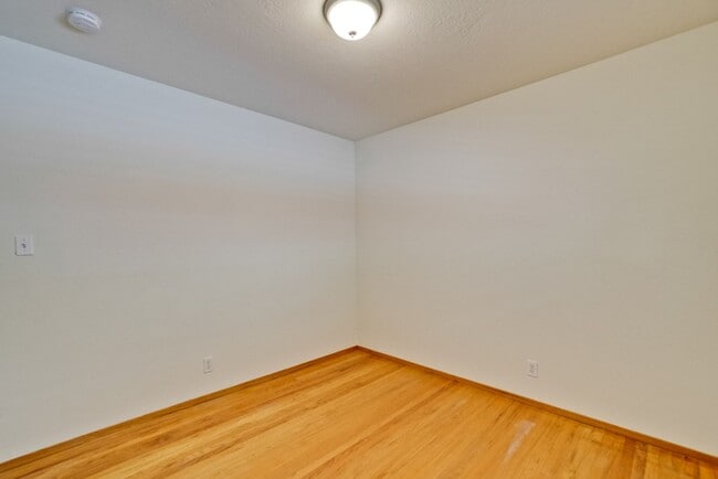 Building Photo - 1109 White Cliff Dr