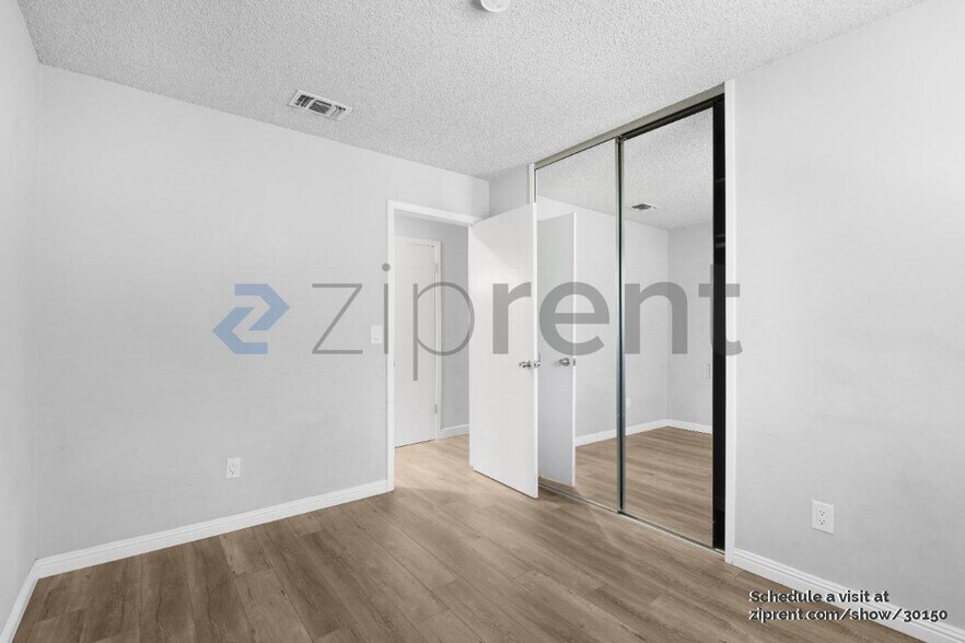 Building Photo - Unit