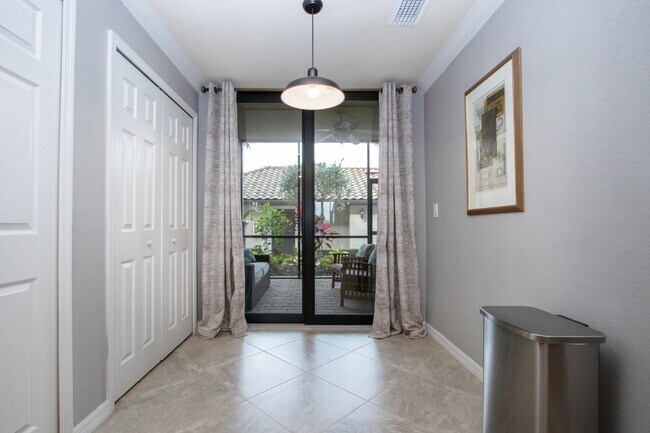 Building Photo - Like new 2BR, 2BA garage condo-Lakewood National