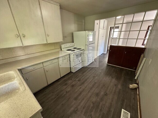 Building Photo - 1 bd/1 ba -1017 S Glenwood Dr #A, Independence, MO 64053 DUPLEX - Rent $825 - FRONT OF Duplex