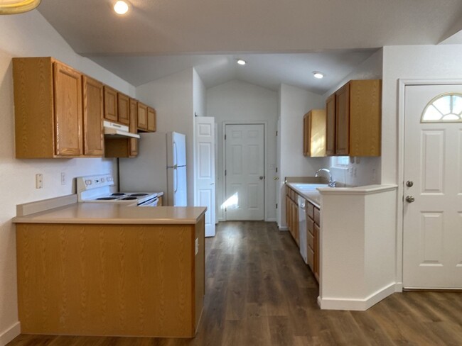 Building Photo - $500 Off 1st Month's Rent if Lease Starts ...