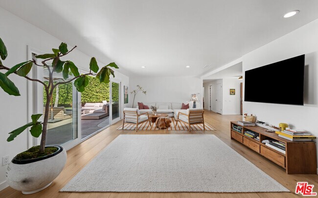 Building Photo - 6202 Frondosa Dr