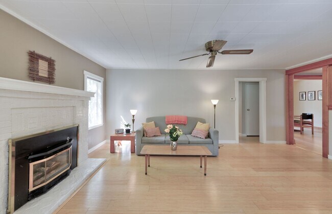 Building Photo - Beautiful Craftsman Bungalow on the edge of the Historic Fort Russell Dristrict