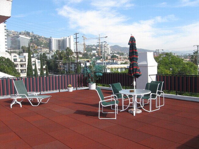 Building Photo - 8530 Holloway Dr