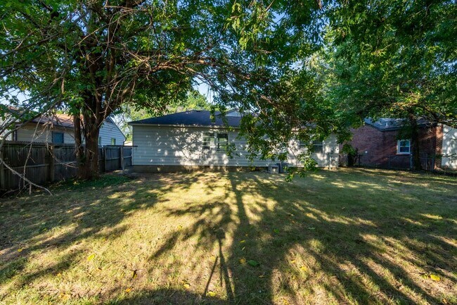 Building Photo - 1618 S Ash Pl