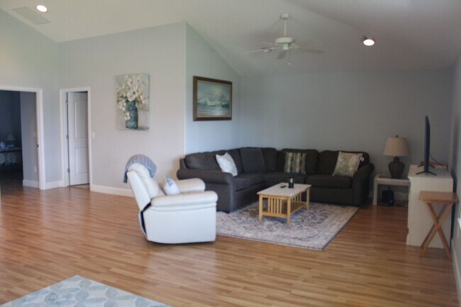 Building Photo - Furnished Riverview Home w/ Pool