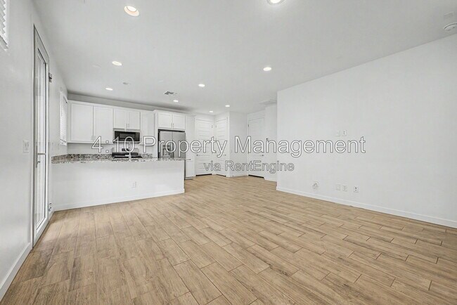 Building Photo - 3241 E Malibu Dr