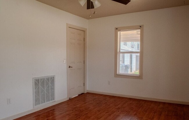 Building Photo - Must See 2-Bedroom Home!!