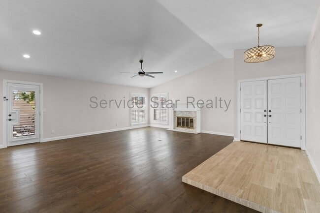 Building Photo - 1703 N La Rosa Dr