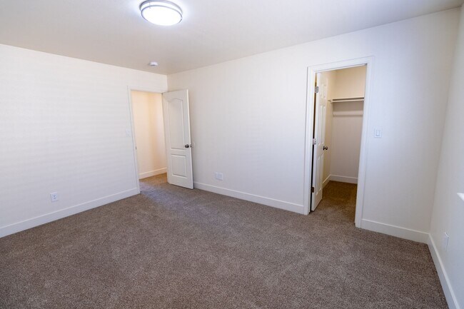 Building Photo - 1240 Bunting Ave