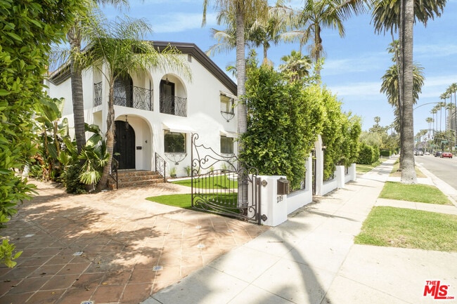 Building Photo - 209 N Doheny Dr