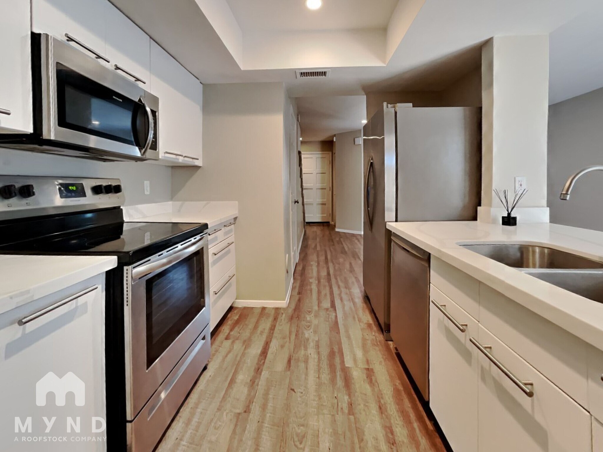 Building Photo - 1404 W La Jolla Dr