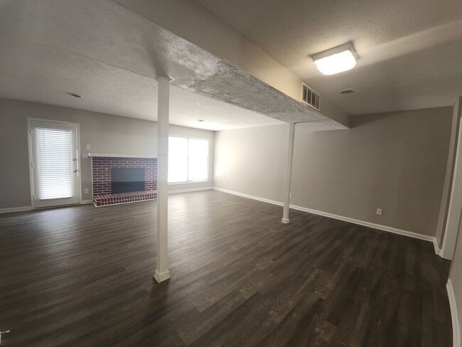 Building Photo - Affordable 2 Bedroom, 2.5 Bath in Prime St...