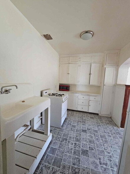 Building Photo - 511 West Elizabeth Street