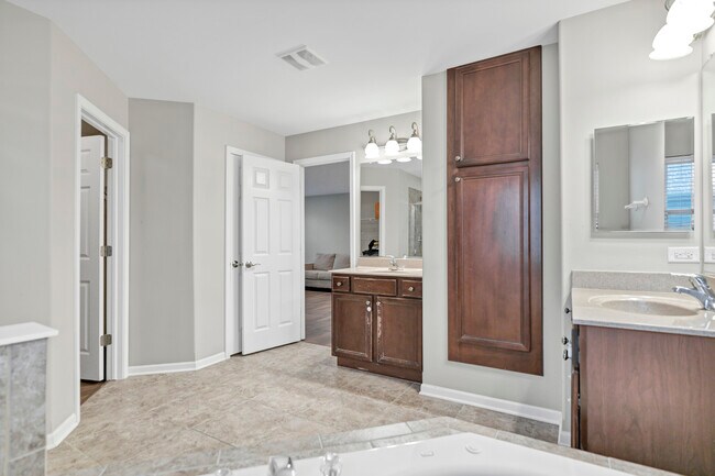 Building Photo - 426 Kingfisher Rd