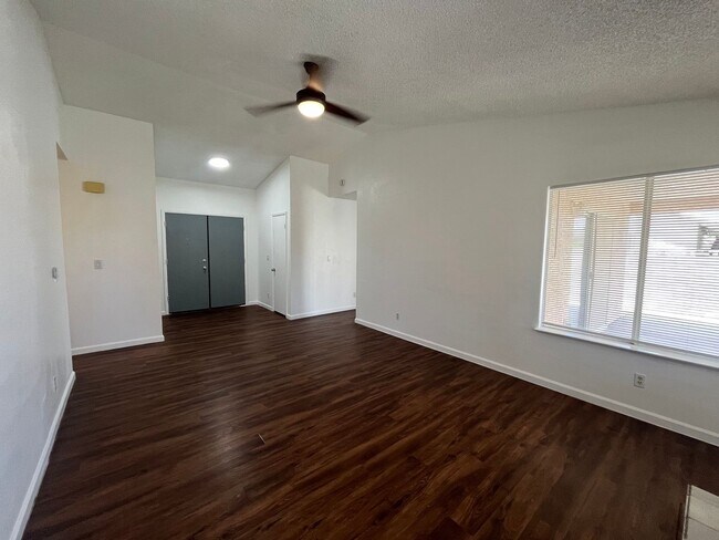 Building Photo - Bright & Beautifully Renovated 3 Bed, 2 Ba...