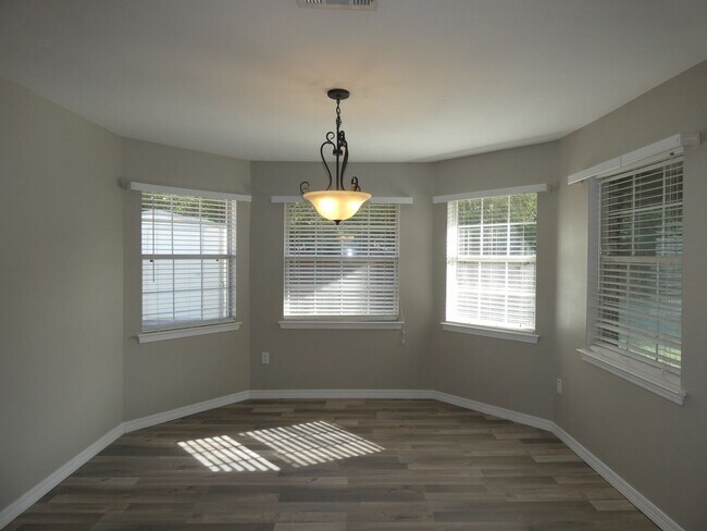 Building Photo - Spacious 3-Bedroom Home - Pace