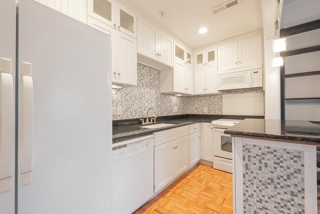 Building Photo - 212 E Clay St