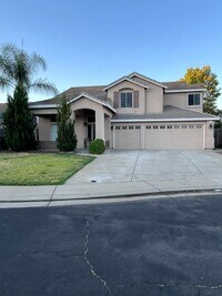 Building Photo - 4 BEDROOM TROPICAL OASIS IN W. ROSEVILLE W...
