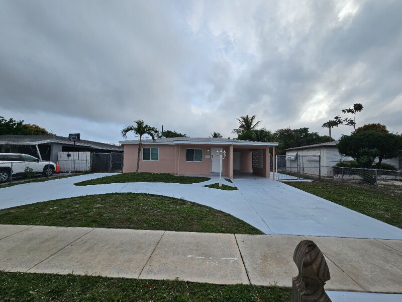 Building Photo - 220 NE 26th St