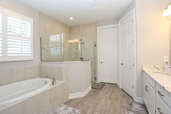 Building Photo - **Brand New, Bright & Beautiful Bonita Spr...