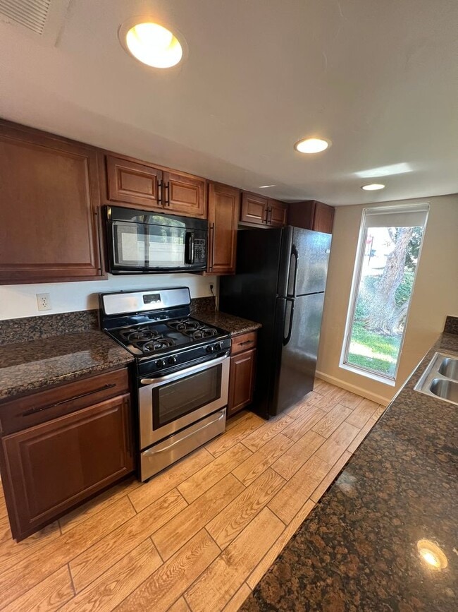 Building Photo - Beautiful 2 bedroom Condo