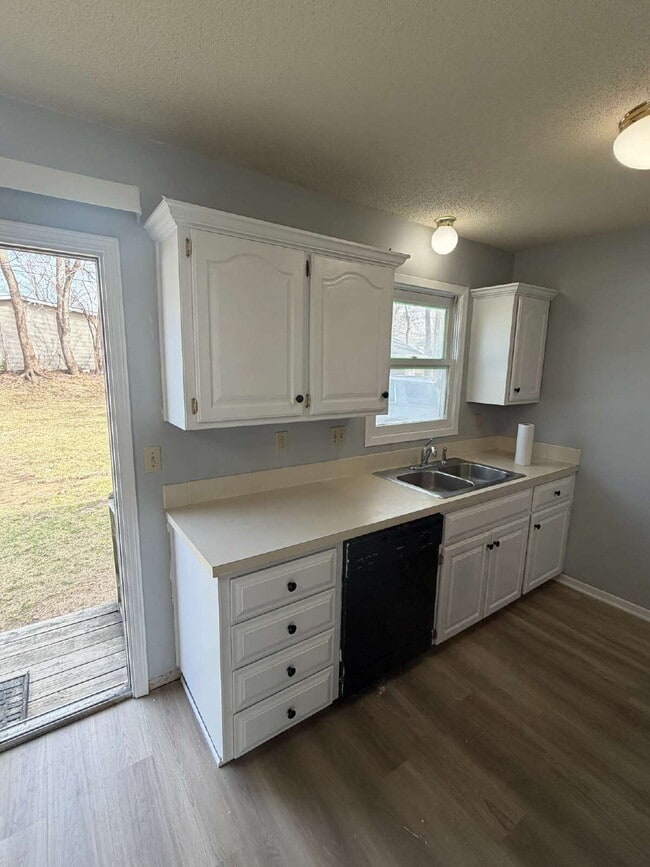 Building Photo - Newly renovated 2-bedroom 1.5 bath townhouse Near Merle Hay Mall!