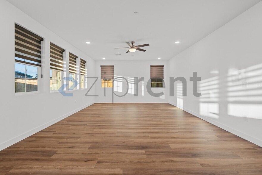 Building Photo - Unit
