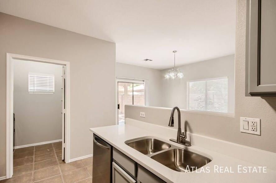 Building Photo - 805 E Drifter Pl
