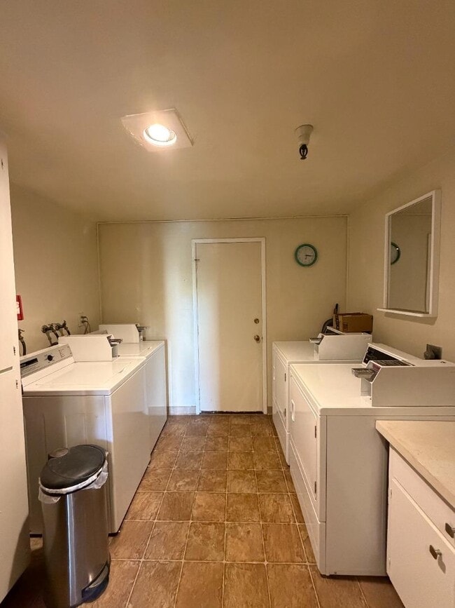 Building Photo - 190 Eastmoor Ave