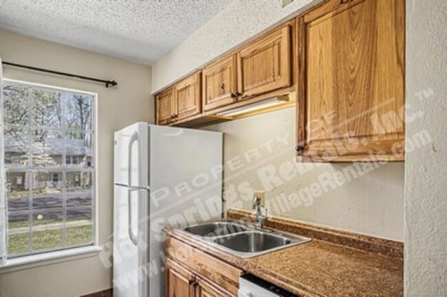 Building Photo - Two-Level Townhome in DeSoto Courts