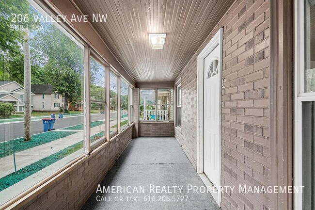 Building Photo - 206 Valley Ave NW
