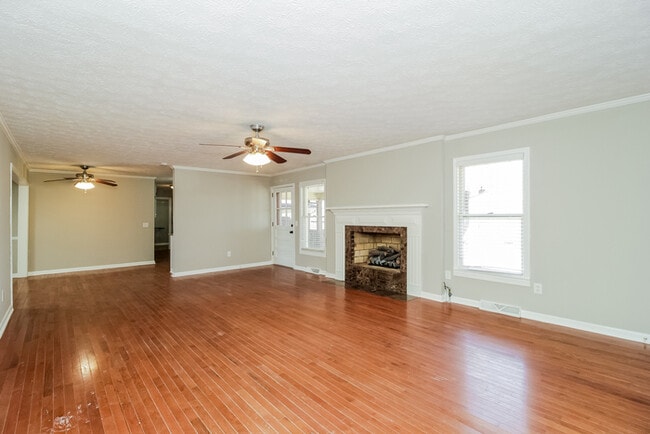 Building Photo - 302 Ridgedale Dr SE