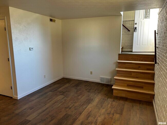 Building Photo - 1107 Eisenhower Dr