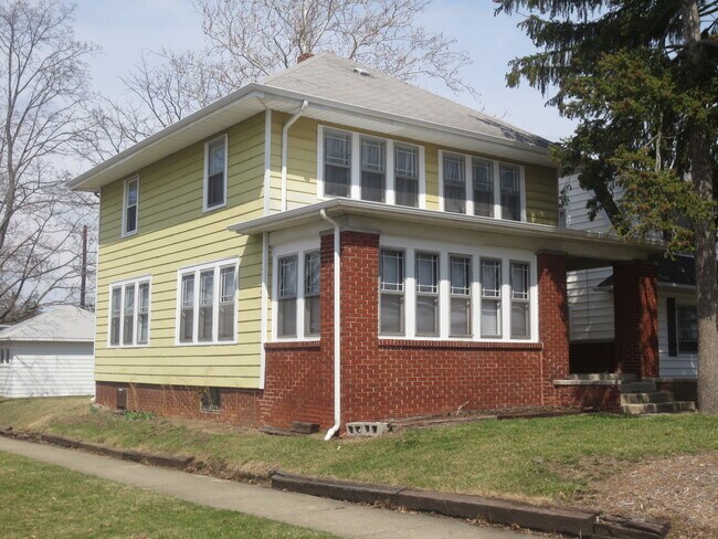 Building Photo - 826 Nuttman Ave