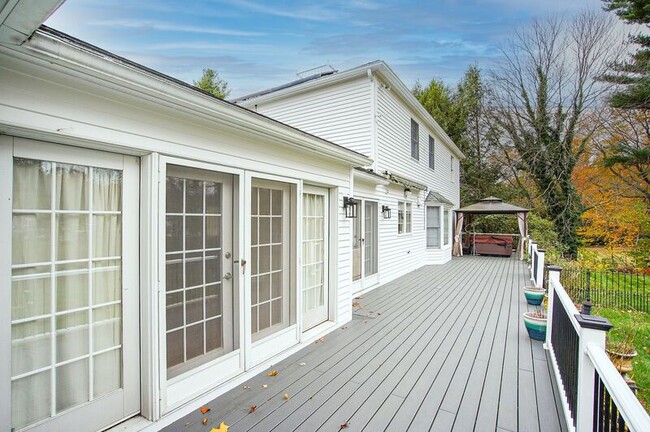 Building Photo - 14 Horseshoe Ln