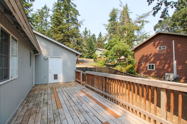 Building Photo - 3200 Lorian Ln SE