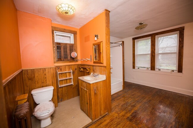 Building Photo - Charles Village 2bd/2ba Rowhome with Parking Spots, W/D and more! Available 7/20