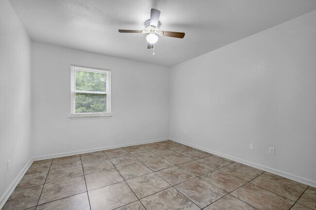 Building Photo - NW Tallahassee Duplex