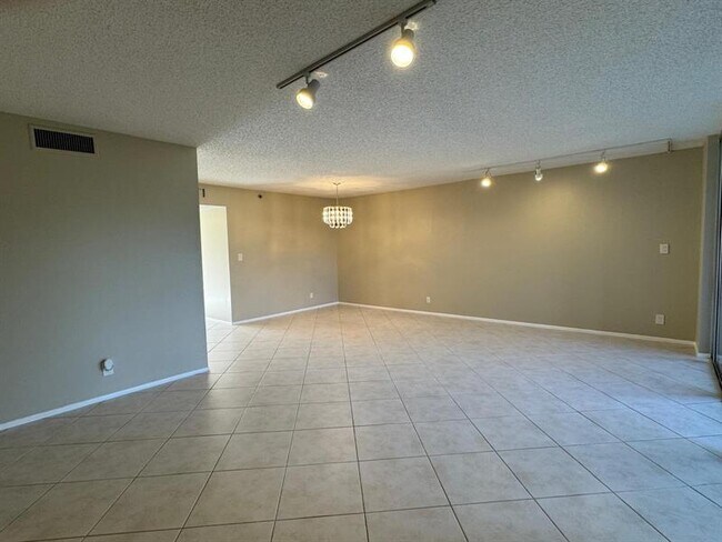 Building Photo - 3507 Oaks Way