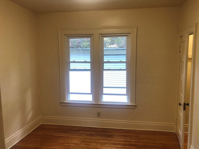 Building Photo - Second Floor 3 Bedroom Flat Available Augu...