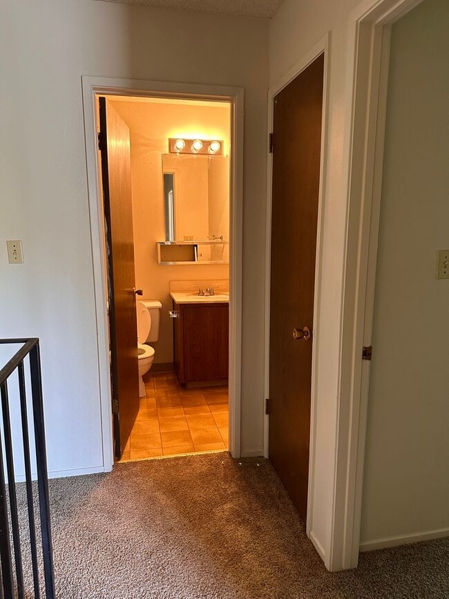 Building Photo - Charming 2-Bedroom Townhome in North Davis...