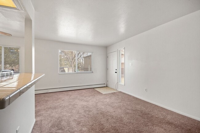 Building Photo - Bright Townhome in Lakewood!