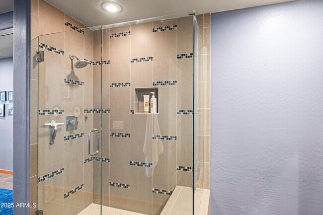 Building Photo - 17 W Vernon Ave