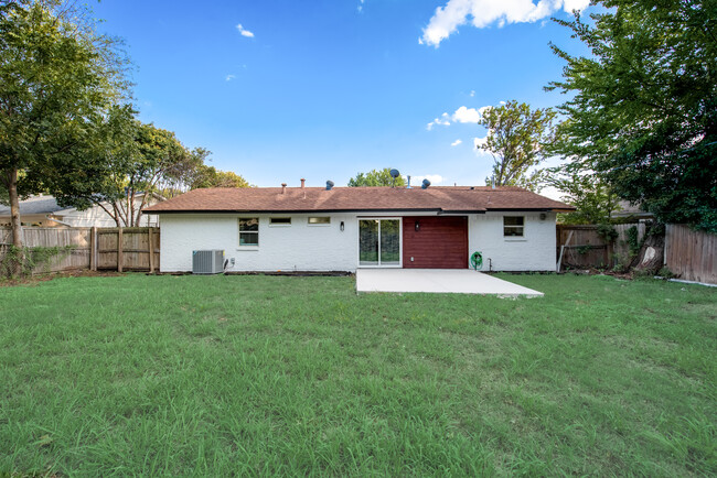 Building Photo - 11385 Earlywood Dr