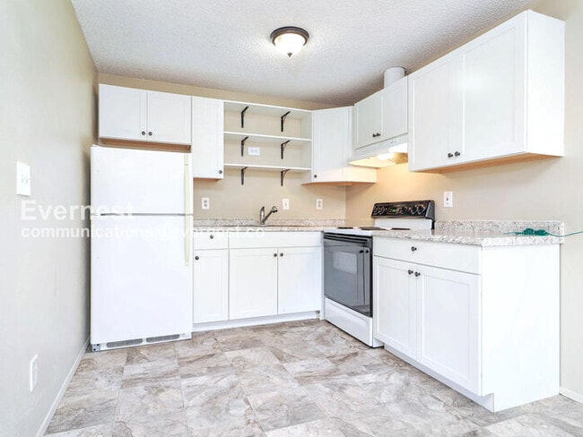 Building Photo - 301 E 2nd St