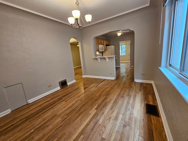 Building Photo - Alamo Placita Adorable 3 Bed 2 Bath Bungalow w/ CACH, Garage, Fenced Yard & More